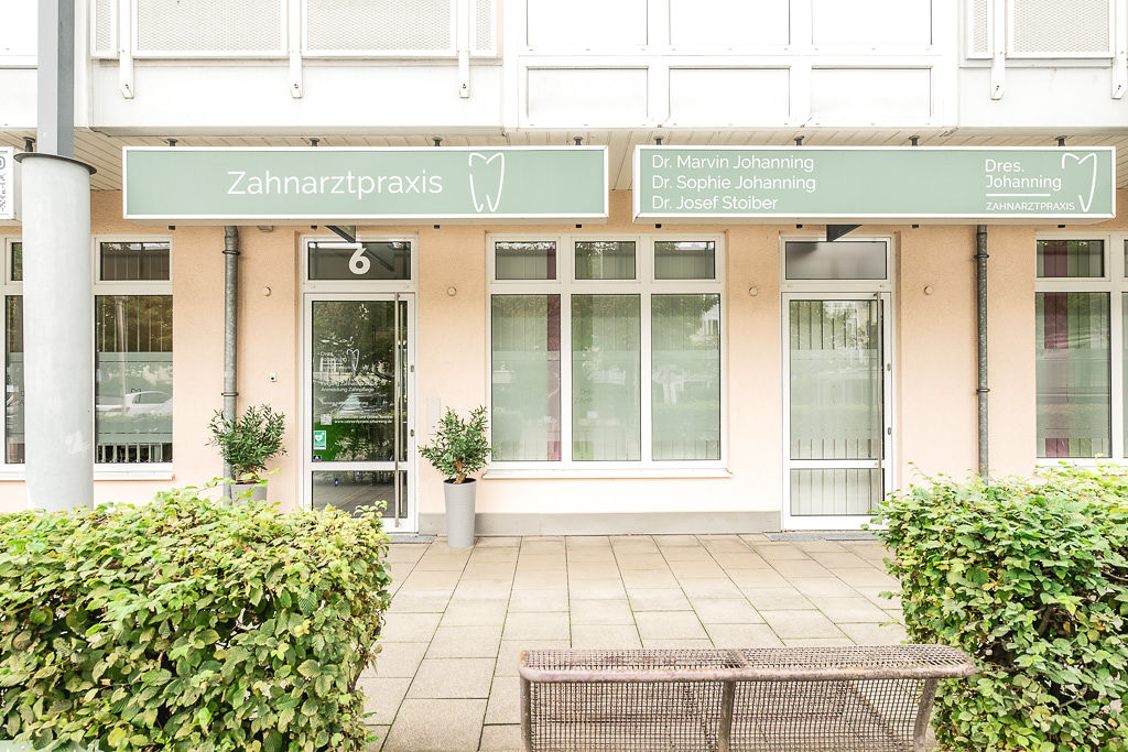 Praxisbeschilderung und Eingangstür Wallbergstr. 6