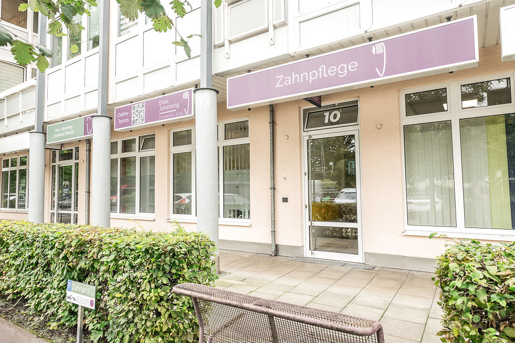 Eingang Zahnpflege Wallbergstr. 10 mit Beschilderung