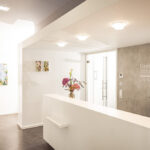 Lichtdurchfluteter Empfangsbereich der Praxis