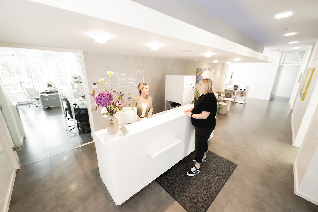 Freundliche Mitarbeiterin empfängt Patientin