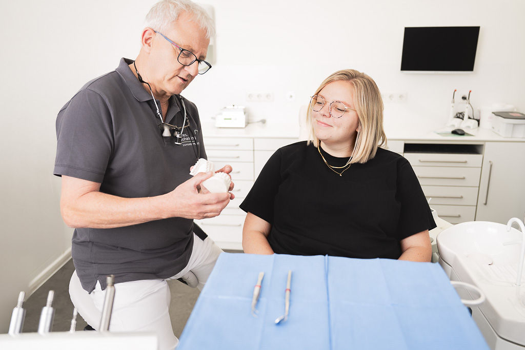 Dr. Stoiber erläutert einer Patientin das Vorgehen