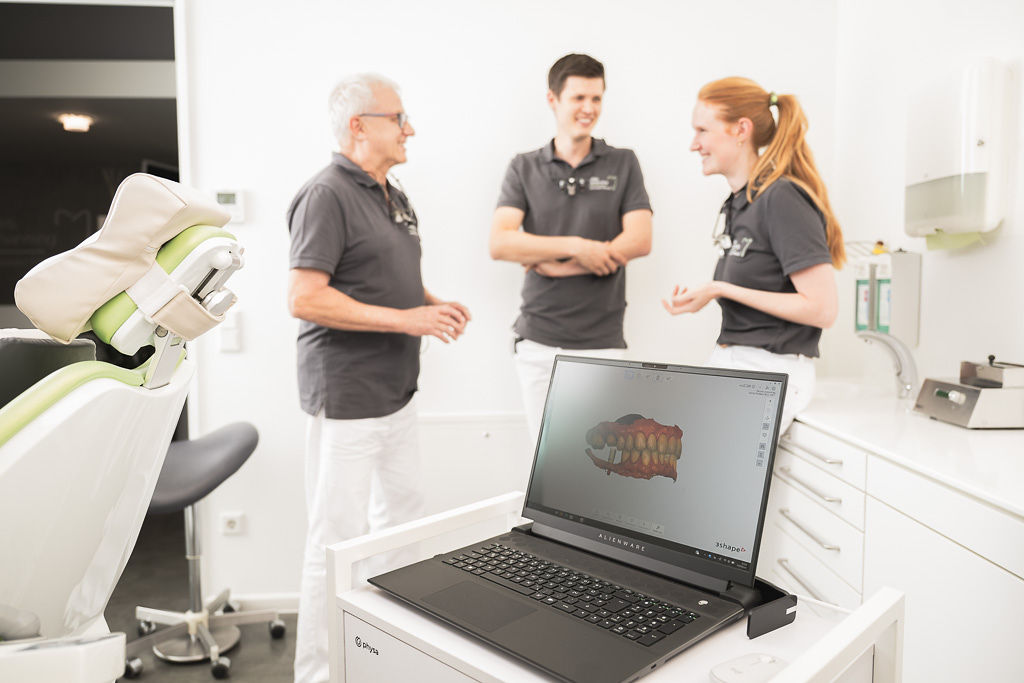 Gespräch Zahnärzte im Behandlungszimmer