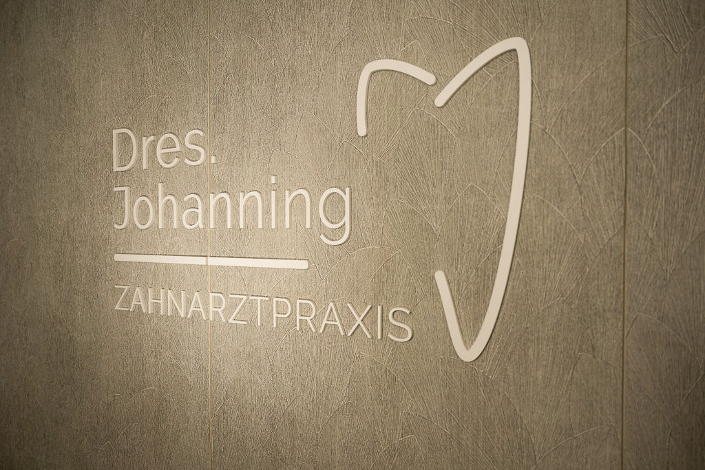 Logo auf Rückwand des Empfangs