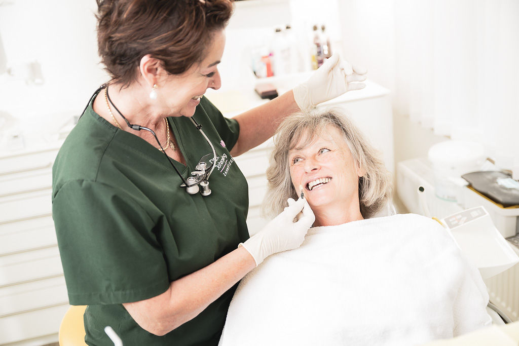 Frau bei professioneller Zahnreinigung