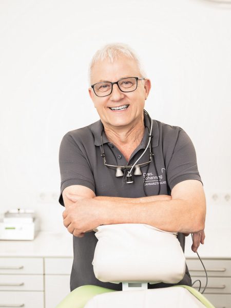 Zahnarzt Dr. Stoiber an Behandlungsstuhl
