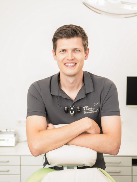 Zahnarzt Dr. Johanning an Behandlungsstuhl