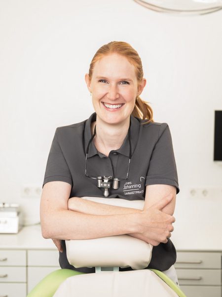 Zahnärztin Dr. Johanning an Behandlungsstuhl